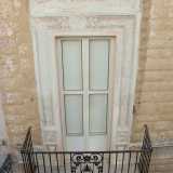 ...possiamo scorgere, negli stipiti e sull�architrave che circondano il finestrone centrale, un�altra serie fantasiosa di decori